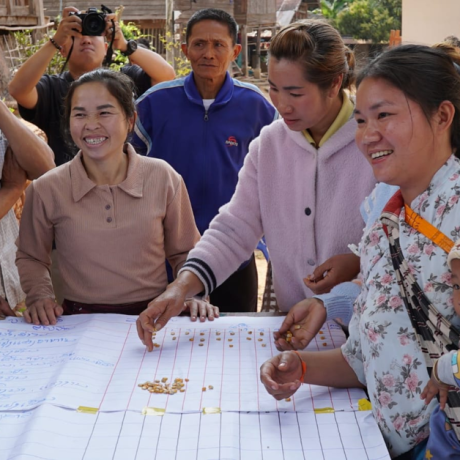 Community members generating a nutrition map (bottom) in Huay Lor village, Lao PDR. (LAO FARMERS’ ASSOCIATION)